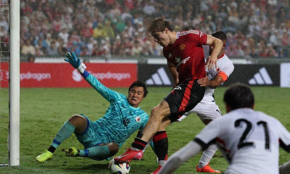 曼联门将封堵关键射门，保持零封取胜