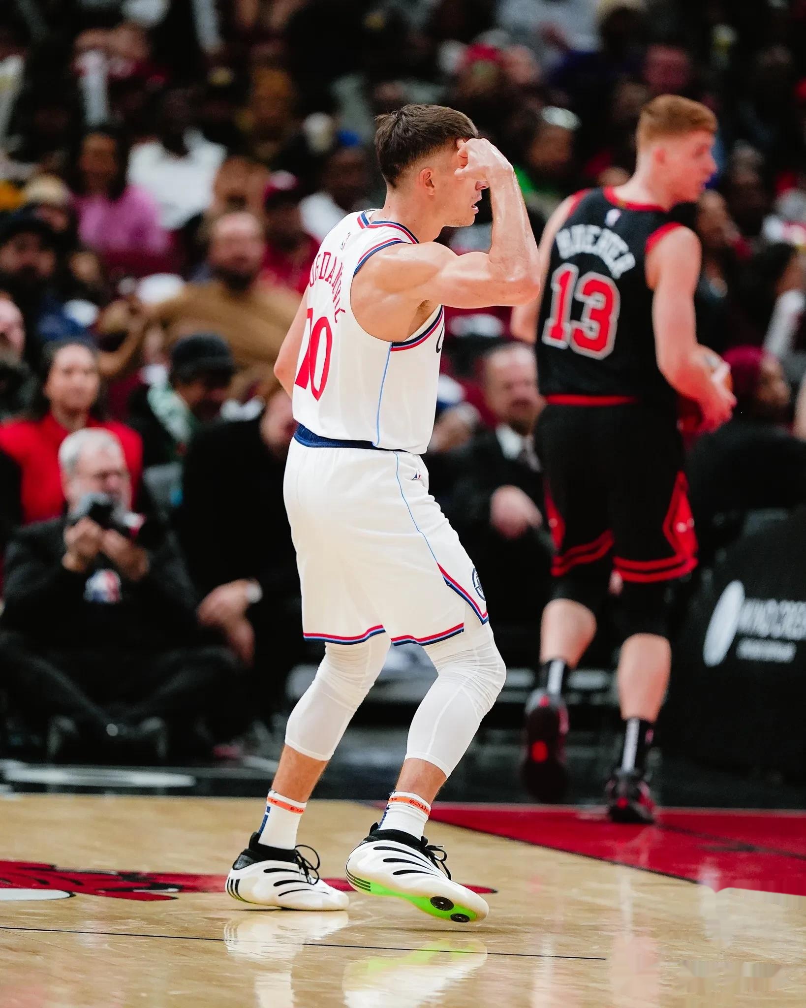 关于贝弗利关键三分，快船客场逆转篮网的信息