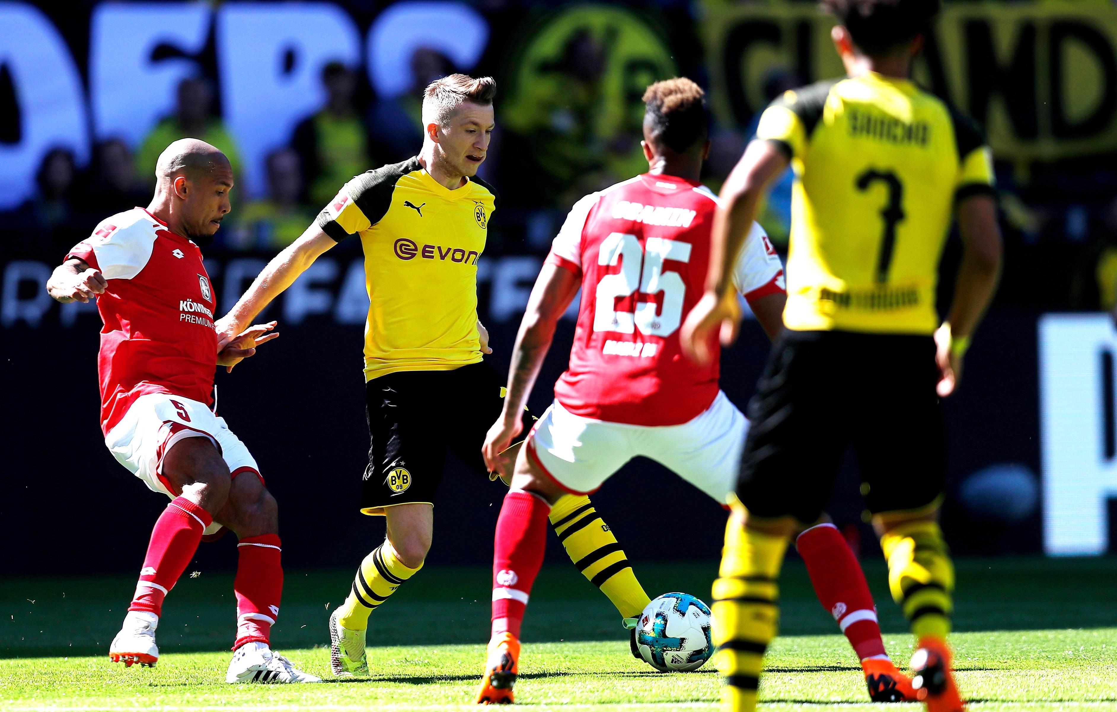 德国在客场比赛中取得胜利，赢得关键三分