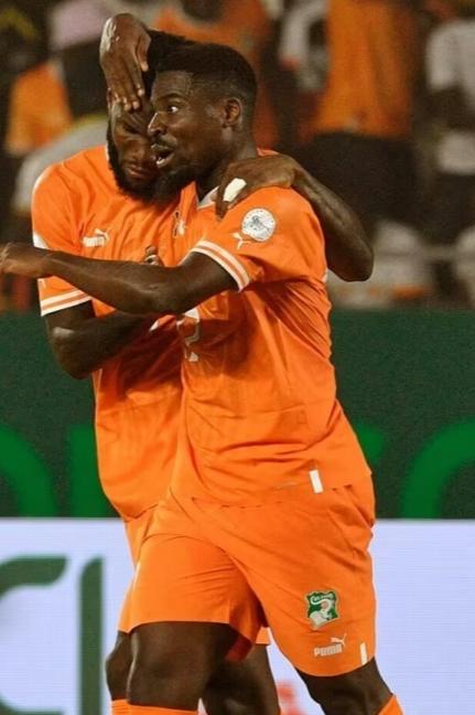 关于卫冕冠军遭遇困境，艰难保持领先的信息