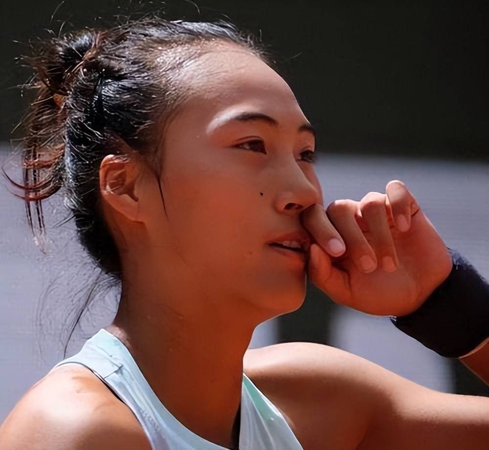 运动员在比赛中全力以赴，最终荣获桂冠