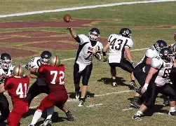 足球比赛榜首争夺悬念令人期待