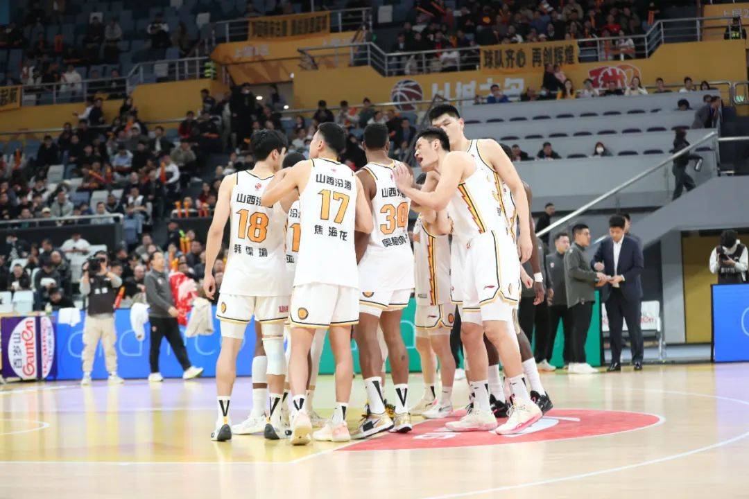 客场比赛中球队士气高涨赢得胜利