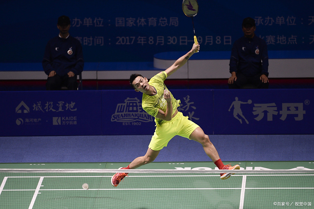 羽毛球赛事中勇士战胜对手成功宣布退役