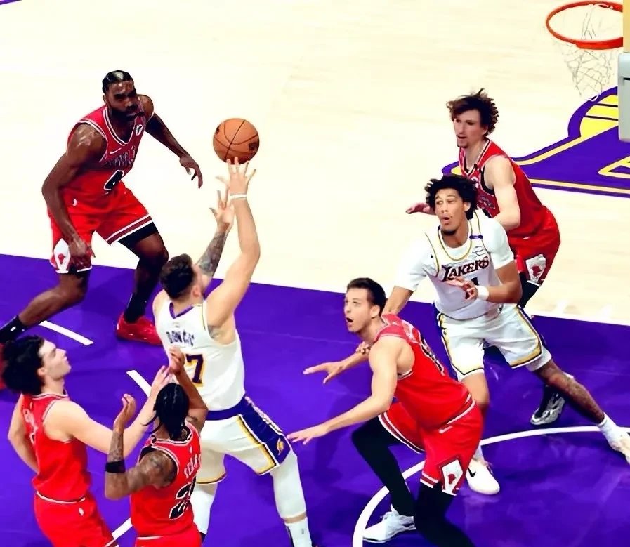 篮球比赛中爆发了激烈的对抗，引人瞩目