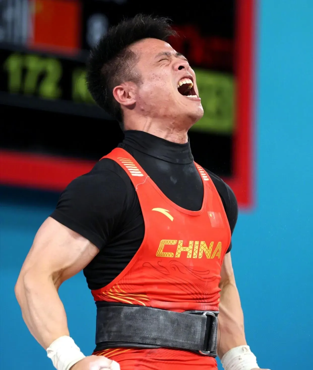 举重比赛中哈萨克斯坦选手斩获金牌