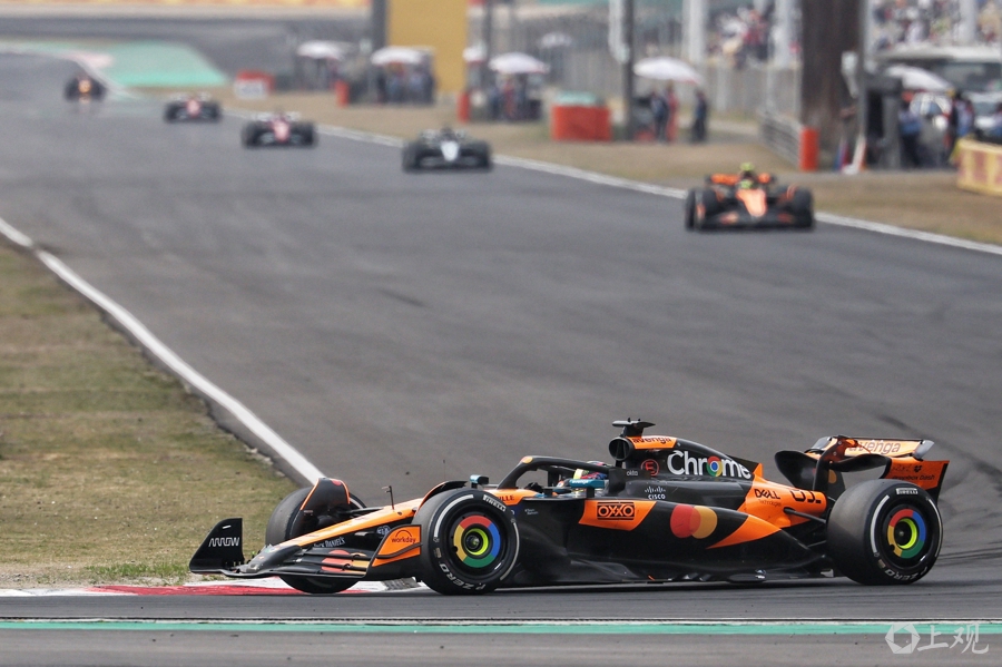 黑白直播在线观看-威廉姆斯险胜迈凯伦，拉塞尔统治全场